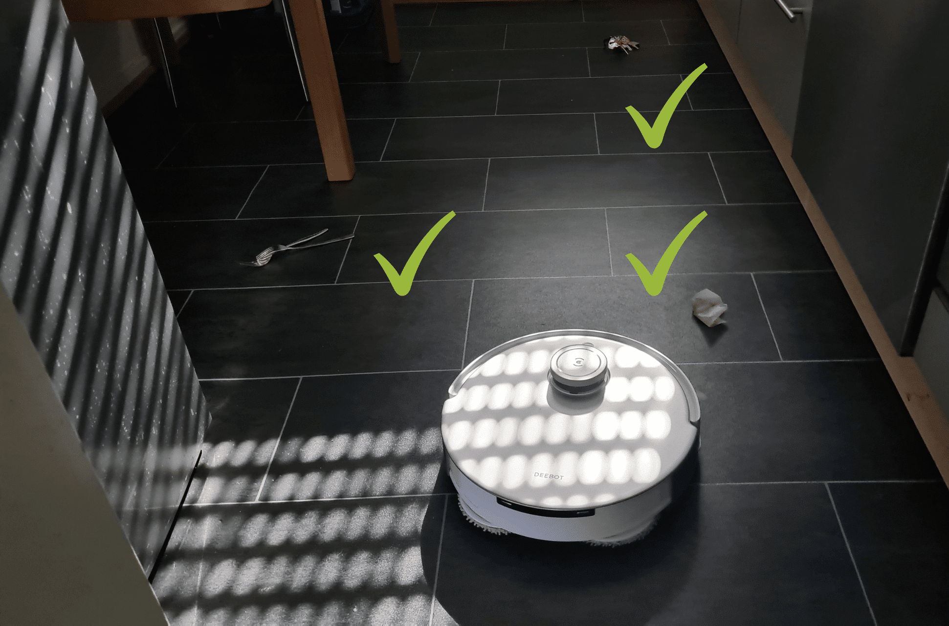 Das Ergebnis des ECOVACS DEEBOT T20 OMNI bei Hinderniserkennungstest von sehr schmalen Objekten ist zu sehen.